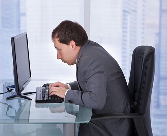 خم شدن گردن و یا صعیف شدن چشم در اثر استفاده نادرست از میز کامپیوتر و مانیتور و جلوگیری از آن با استفاده از بازوی نگهدارنده مانیتور
